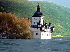 Pfalzgrafenstein, kurz Pfalz im Rhein bei Kaub, von der Autofaehre aus gesehen, beim Hochwasserstand von 6,30 m am Kauber Pegel. Foto:  1998, WHO